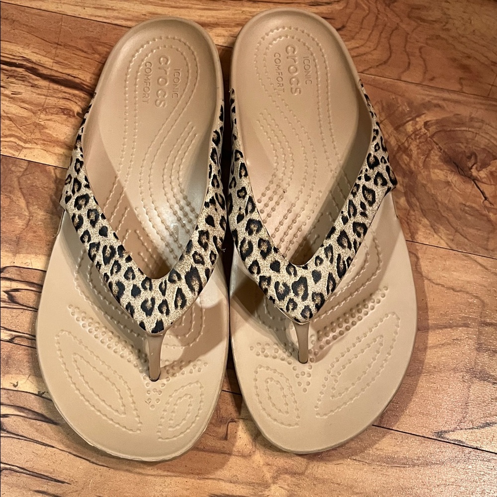 CROCS Iconic Comfort Women's Size 7 Beige Flip Flop Sandals Leopard Print Straps